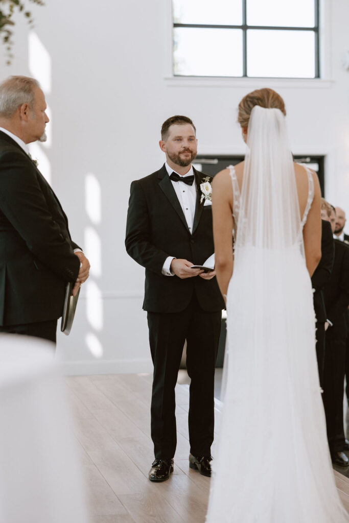 A summer Boxwood Manor wedding ceremony
