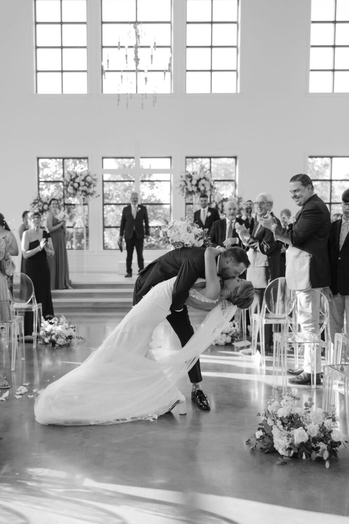 A summer Boxwood Manor wedding ceremony