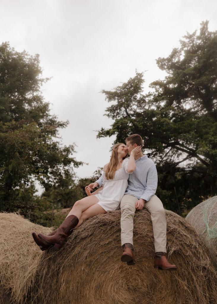WESTERN STYLE ENGAGEMENT PHOTOS WITH HAY BALES
