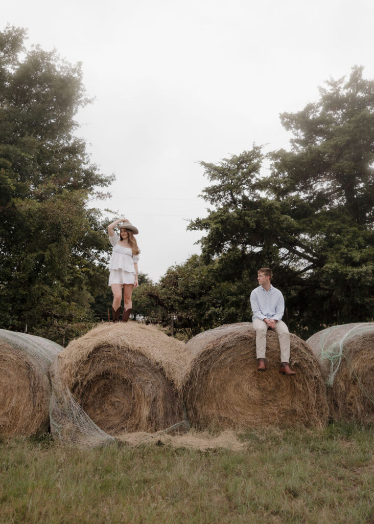 WESTERN STYLE ENGAGEMENT PHOTOS WITH HAY BALES