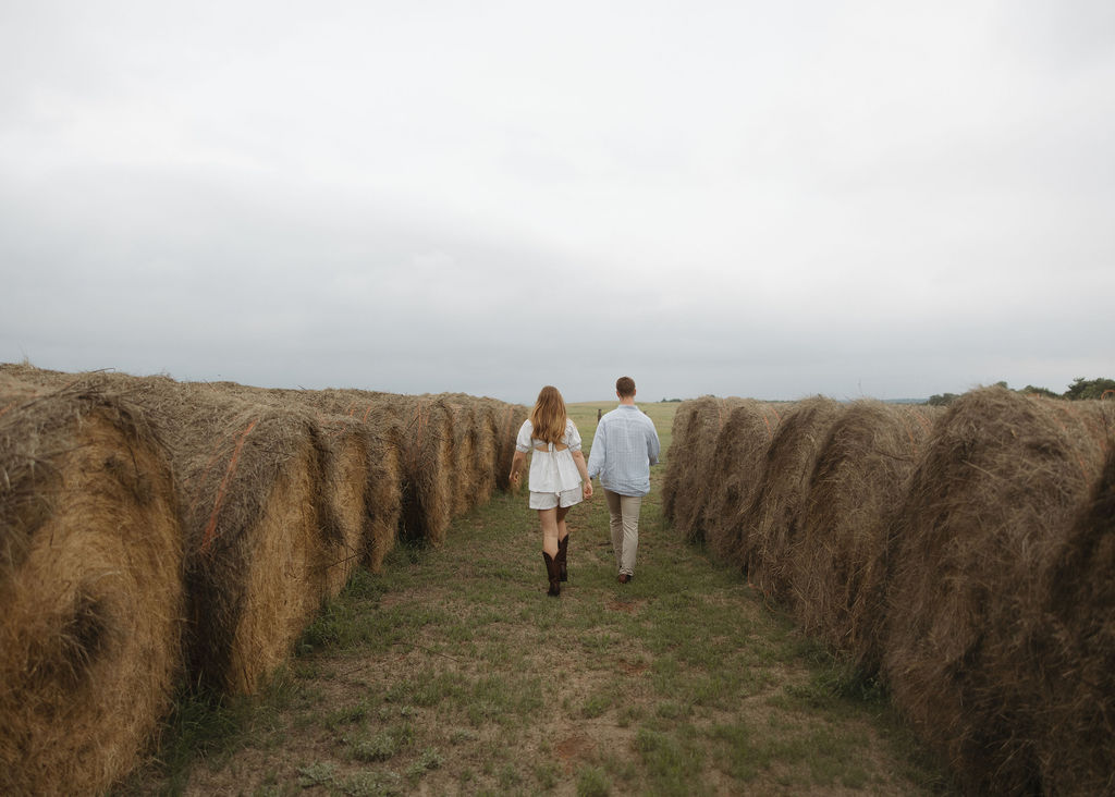 WESTERN STYLE ENGAGEMENT PHOTOS WITH HAY BALES