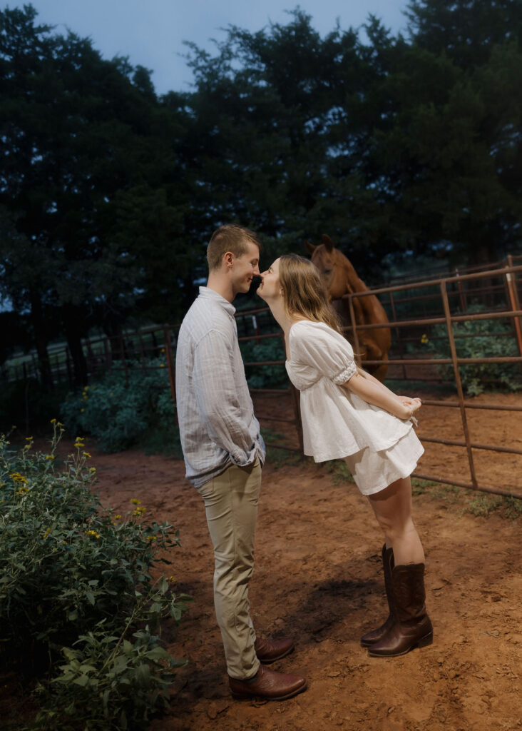 WESTERN ENGAGEMENT PHOTOS WITH HORSES