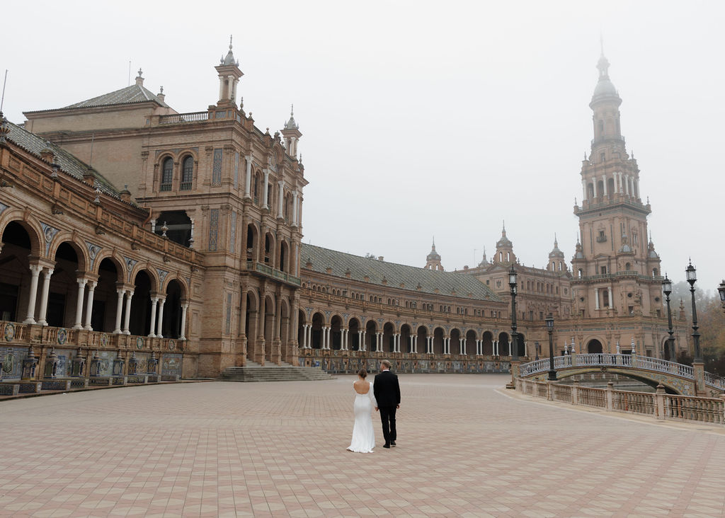 Spain elopement photos in Plaza de España
